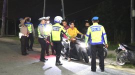 Petugas menghentikan pengendara yang tidak mematuhi aturan lalu lintas saat Razia Antik Toba 2024, Sabtu (4/5) malam. Foto: Humas Polres Serdang Bedagai
