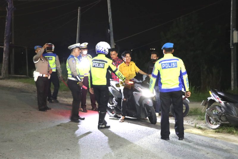 Petugas menghentikan pengendara yang tidak mematuhi aturan lalu lintas saat Razia Antik Toba 2024, Sabtu (4/5) malam. Foto: Humas Polres Serdang Bedagai