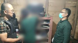 Polsek Gido Polres Nias melakukan olah TKP terhadap temuan pelajar SMK yang gantung diri di kamarnya. Foto: Humas Polres Nias