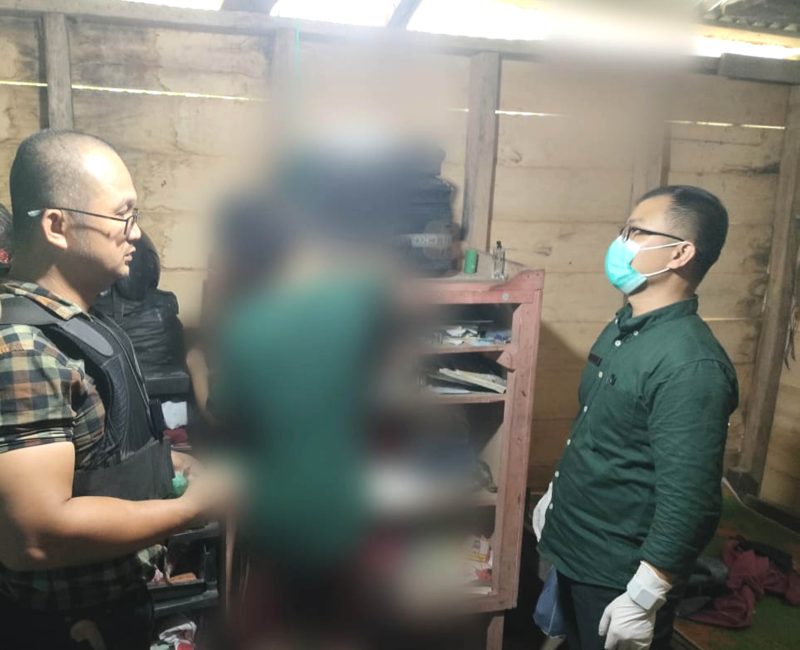 Polsek Gido Polres Nias melakukan olah TKP terhadap temuan pelajar SMK yang gantung diri di kamarnya. Foto: Humas Polres Nias