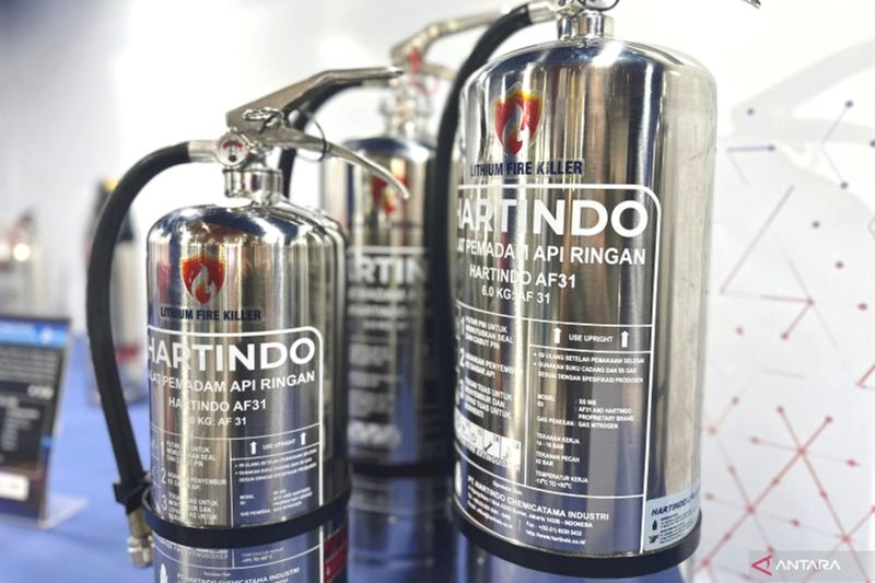 Produk pemadam api “Lithium Fire Killer” (LFK) Hartindo AF31 PT Famindo Alfa Spektrum Teknologi (FAST) yang dipamerkan pada gelaran PEVS 2024, di JIExpo Kemayoran, Jakarta, Sabtu (4/5/2024). Foto: Antara/Pamela Sakina