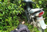 Joli Sihombing, seorang pensiunan BUMN, ditemukan meninggal dunia di samping motornya, Sabtu (4/5). Foto: Humas Polres Simalungun