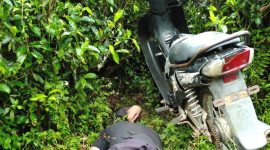 Joli Sihombing, seorang pensiunan BUMN, ditemukan meninggal dunia di samping motornya, Sabtu (4/5). Foto: Humas Polres Simalungun