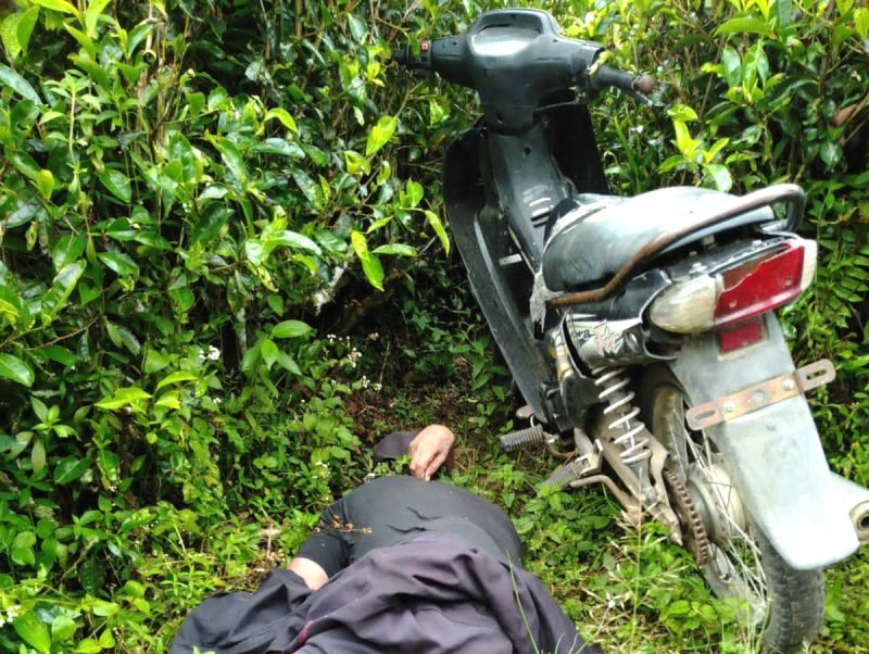 Joli Sihombing, seorang pensiunan BUMN, ditemukan meninggal dunia di samping motornya, Sabtu (4/5). Foto: Humas Polres Simalungun