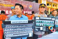 Kepala Polres Cirebon Kota AKBP Muhammad Rano Hadiyanto (dua dari kanan) saat menunjukkan barang bukti berupa paket sabu-sabu dalam batu semen yang akan diedarkan oleh tersangka IA di Cirebon, Jawa Barat, Jumat (10/5). Foto: Antara/Fathnur Rohman.