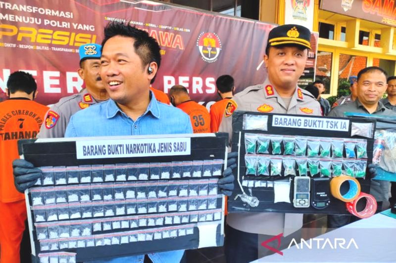 Kepala Polres Cirebon Kota AKBP Muhammad Rano Hadiyanto (dua dari kanan) saat menunjukkan barang bukti berupa paket sabu-sabu dalam batu semen yang akan diedarkan oleh tersangka IA di Cirebon, Jawa Barat, Jumat (10/5). Foto: Antara/Fathnur Rohman.