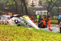 Penampakan pesawat latih jatuh di Jalan Lapangan Sunbres, BSD, Serpong, Tangerang Selatan, Minggu (19/5/2024). Foto: Antara/Dokumentasi Pribadi