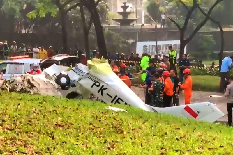 Penampakan pesawat latih jatuh di Jalan Lapangan Sunbres, BSD, Serpong, Tangerang Selatan, Minggu (19/5/2024). Foto: Antara/Dokumentasi Pribadi