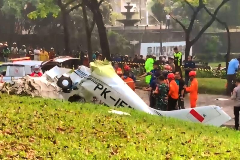 Penampakan pesawat latih jatuh di Jalan Lapangan Sunbres, BSD, Serpong, Tangerang Selatan, Minggu (19/5/2024). Foto: Antara/Dokumentasi Pribadi