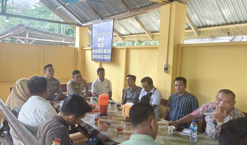 Kapolsek Kotarih Iptu Mula Purba dan Wakapolsek Brimen menggelar dialog interaktif bersama PPK di tiga kecamatan. Foto: Humas Polsek Kotarih