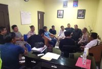 Kapolsek Perbaungan AKP S Gurusinga memfasilitasi dua pihak yang bentrok akibat sengketa lahan. Foto: Humas Polres Serdang Bedagai