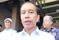 Presiden Joko Widodo (Jokowi) saat menyampaikan pernyataan kepada wartawan di sela kunjungan kerja ke Pasar Tradisional Seketeng Sumbawa, Provinsi Nusa Tenggara Barat (NTB), Kamis (2/5/2024). Foto: Antara/Andi Firdaus