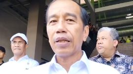 Presiden Joko Widodo (Jokowi) saat menyampaikan pernyataan kepada wartawan di sela kunjungan kerja ke Pasar Tradisional Seketeng Sumbawa, Provinsi Nusa Tenggara Barat (NTB), Kamis (2/5/2024). Foto: Antara/Andi Firdaus