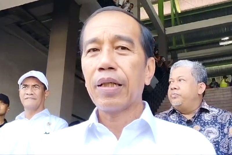 Presiden Joko Widodo (Jokowi) saat menyampaikan pernyataan kepada wartawan di sela kunjungan kerja ke Pasar Tradisional Seketeng Sumbawa, Provinsi Nusa Tenggara Barat (NTB), Kamis (2/5/2024). Foto: Antara/Andi Firdaus