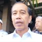 Presiden Joko Widodo (Jokowi) saat menyampaikan pernyataan kepada wartawan di sela kunjungan kerja ke Pasar Tradisional Seketeng Sumbawa, Provinsi Nusa Tenggara Barat (NTB), Kamis (2/5/2024). Foto: Antara/Andi Firdaus