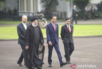 Arsip foto - Presiden Joko Widodo (kedua kanan) berjalan bersama Presiden Iran Ebrahim Raisi (kedua kiri) menuju veranda Istana Bogor, Jawa Barat, Selasa (23/5/2023). ANTARA FOTO/Hafidz Mubarak