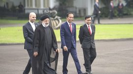 Arsip foto - Presiden Joko Widodo (kedua kanan) berjalan bersama Presiden Iran Ebrahim Raisi (kedua kiri) menuju veranda Istana Bogor, Jawa Barat, Selasa (23/5/2023). ANTARA FOTO/Hafidz Mubarak