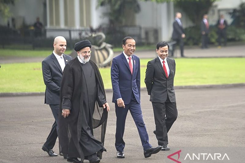 Arsip foto - Presiden Joko Widodo (kedua kanan) berjalan bersama Presiden Iran Ebrahim Raisi (kedua kiri) menuju veranda Istana Bogor, Jawa Barat, Selasa (23/5/2023). ANTARA FOTO/Hafidz Mubarak