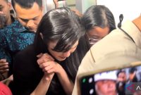 Artis Sandra Dewi selesai menjalani pemeriksaan sebagai saksi perkara korupsi timah di Kejaksaan Agung, Jakarta, Rabu (15/5/2024). Foto: Antara/Laily Rahmawaty
