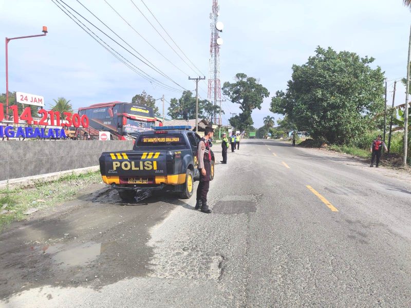 Personel Satlantas Polres Simalungun melakukan patroli di salah satu titik rawan macet saat akhir pekan. Foto: Humas Polres Simalungun