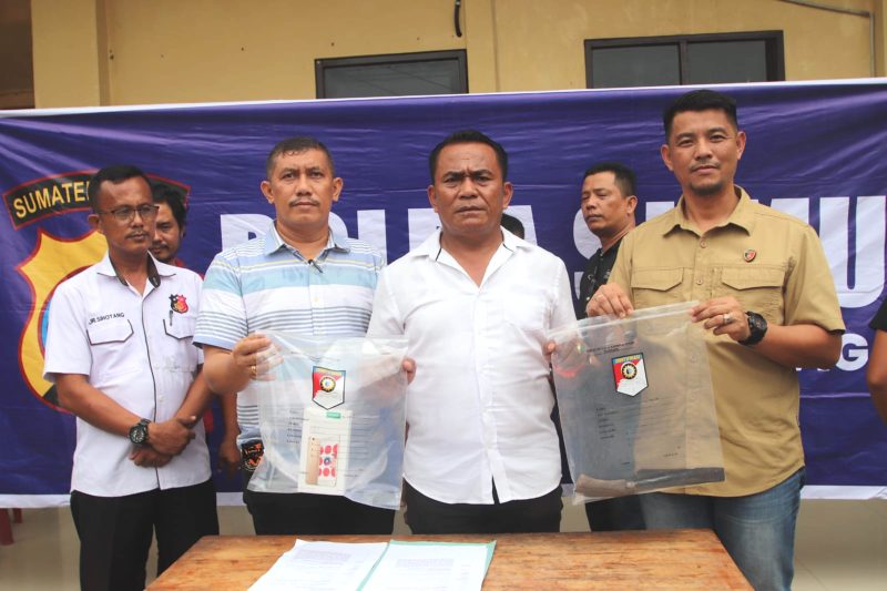 Kasat Reskrim Polres Sergai AKP JH Panjaitan (tengah) didampingi KBO Reskrim Iptu Edward Sidauruk (kiri) dan Kanit Pidum Ipda Hendri Ika Pandu Winata, dalam konferensi pers. Foto: Humas Polres Sergai