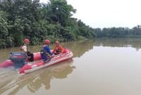 Tim SAR melakukan pencarian terhadap HI yang hilang setelah menyebur ke sungai. Foto: Basarnas Medan