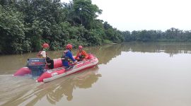 Tim SAR melakukan pencarian terhadap HI yang hilang setelah menyebur ke sungai. Foto: Basarnas Medan