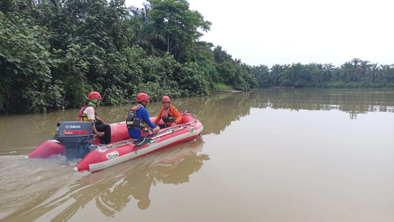 Tim SAR melakukan pencarian terhadap HI yang hilang setelah menyebur ke sungai. Foto: Basarnas Medan