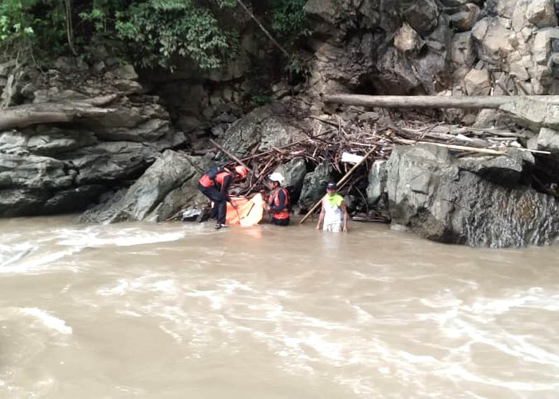 Tim SAR akhirnya menemukan jenazah warga yang dilaporkan hanyut di Sungai Lau Kemiri, Kabupaten Karo, dalam kondisi meninggal dunia. Foto: Basarnas Medan