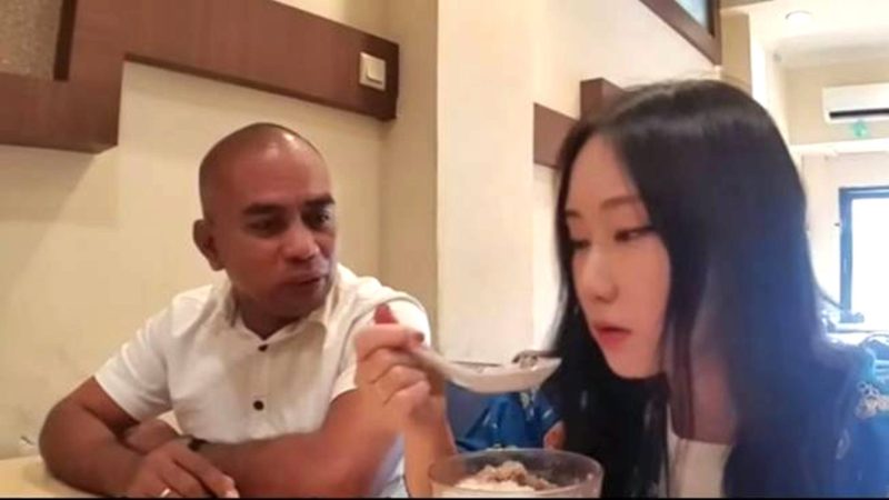 Pria yang mengaku bernama Albert (kiri) saat mengajak YouTuber Korea Selatan (Korsel), Jiah, mampir ke hotelnya. Foto: Tangkapan layar video kanal YouTube JIAH
