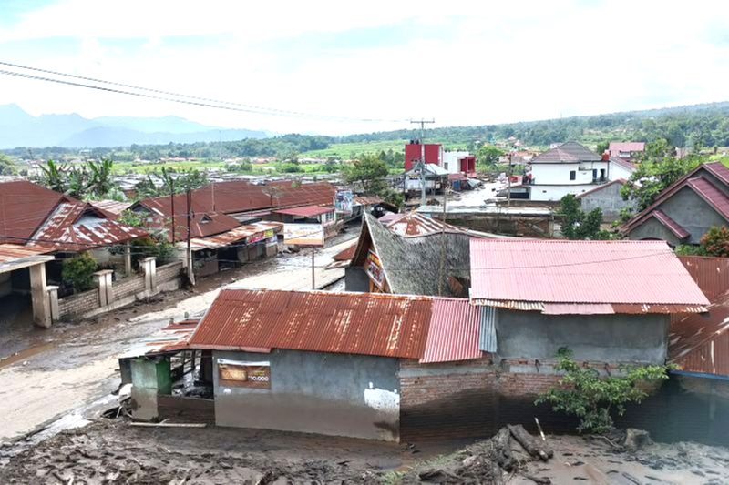 Lokasi bencana banjir lahar dingin Gunung Marapi di Bukit Batabuah tampak dikosongkan dari warga karena adanya informasi banjir susulan dari puncak gunung, Minggu (12/5/2024). Foto: Antara/Altas Maulana