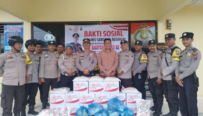 Semarakkan HUT Bhayangkara, Polsek Tanjung Beringin Salurkan Bansos kepada Warga