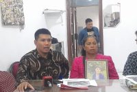 Direktur LBH Medan Irvan Saputra (kiri) bersama ibu korban dugaan penganiayaan oleh oknum TNI di Sumut. Foto: Zei/Topikseru.com