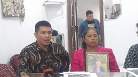 Direktur LBH Medan Irvan Saputra (kiri) bersama ibu korban dugaan penganiayaan oleh oknum TNI di Sumut. Foto: Zei/Topikseru.com