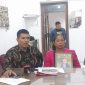 Direktur LBH Medan Irvan Saputra (kiri) bersama ibu korban dugaan penganiayaan oleh oknum TNI di Sumut. Foto: Zei/Topikseru.com