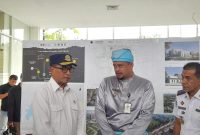 Menhub Budi Karya Sumadi bersama Wali Kota Medan Bobby Nasution saat berada di Terminal Amplas Medan, Jumat (28/6). Foto: Zei/Topikseru.com