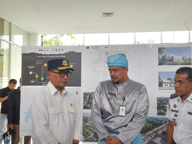 Menhub Budi Karya Sumadi bersama Wali Kota Medan Bobby Nasution saat berada di Terminal Amplas Medan, Jumat (28/6). Foto: Zei/Topikseru.com