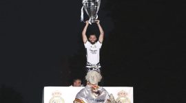 Nacho Fernandez saat selebrasi mengangkat piala Champions. (Photo by Thomas COEX / AFP)