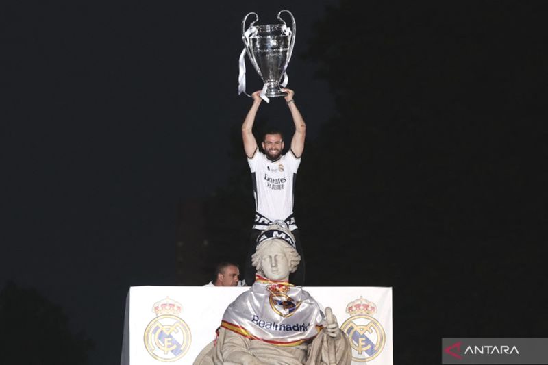 Nacho Fernandez saat selebrasi mengangkat piala Champions. (Photo by Thomas COEX / AFP)