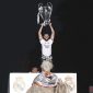 Nacho Fernandez saat selebrasi mengangkat piala Champions. (Photo by Thomas COEX / AFP)