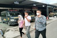 Direktur LBH Medan Irvan Saputra (kanan) bersama anak wartawan korban pembakaran di Karo, saat mendatangi Polda Sumut. Foto: Istimewa
