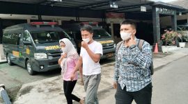 Direktur LBH Medan Irvan Saputra (kanan) bersama anak wartawan korban pembakaran di Karo, saat mendatangi Polda Sumut. Foto: Istimewa