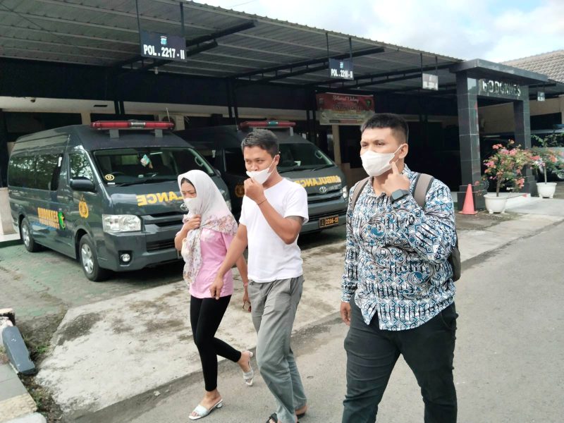 Direktur LBH Medan Irvan Saputra (kanan) bersama anak wartawan korban pembakaran di Karo, saat mendatangi Polda Sumut. Foto: Istimewa