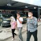 Direktur LBH Medan Irvan Saputra (kanan) bersama anak wartawan korban pembakaran di Karo, saat mendatangi Polda Sumut. Foto: Istimewa