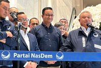 Sekretaris Jenderal NasDem Hermawi Taslim (kanan) bersama Anies Baswedan (tengah) di NasDem Tower, Jakarta, Senin (22/7/2024). Foto: Antara/Narda Margaretha Sinambela