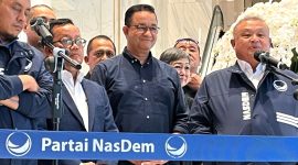 Sekretaris Jenderal NasDem Hermawi Taslim (kanan) bersama Anies Baswedan (tengah) di NasDem Tower, Jakarta, Senin (22/7/2024). Foto: Antara/Narda Margaretha Sinambela