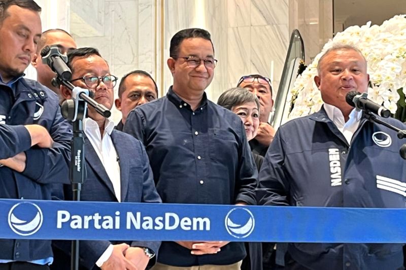Sekretaris Jenderal NasDem Hermawi Taslim (kanan) bersama Anies Baswedan (tengah) di NasDem Tower, Jakarta, Senin (22/7/2024). Foto: Antara/Narda Margaretha Sinambela