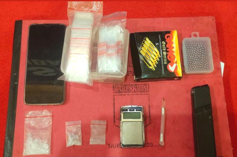 Polres Labusel mengamankan magazine air softgun di rumah tersangka narkoba di Kabupaten Labuhanbatu Selatan. Foto: Humas Polres Labusel