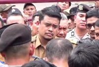 Wali Kota Medan Bobby Nasution tersulut emosi saat dicecar mahasiswa kelompok Cipayung Plus terkait proyek Lampu Pocong. Foto: tangkapan layar video