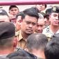 Wali Kota Medan Bobby Nasution tersulut emosi saat dicecar mahasiswa kelompok Cipayung Plus terkait proyek Lampu Pocong. Foto: tangkapan layar video